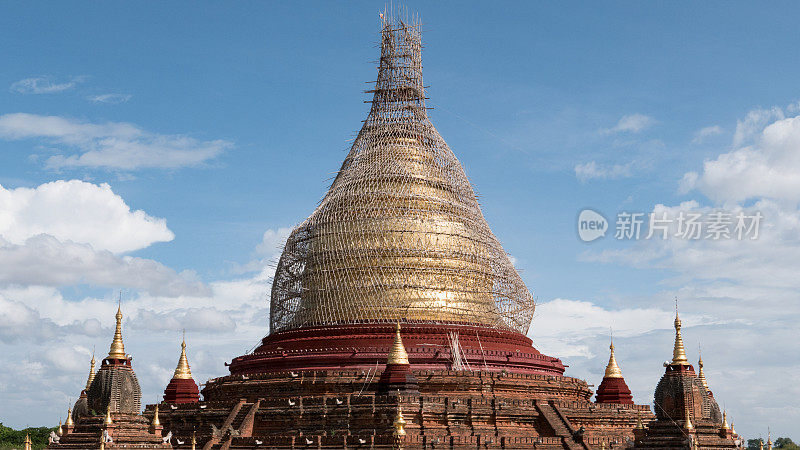 2016年地震后Dhammayazika Paya上的竹脚手架特写，蒲甘，缅甸，宽屏